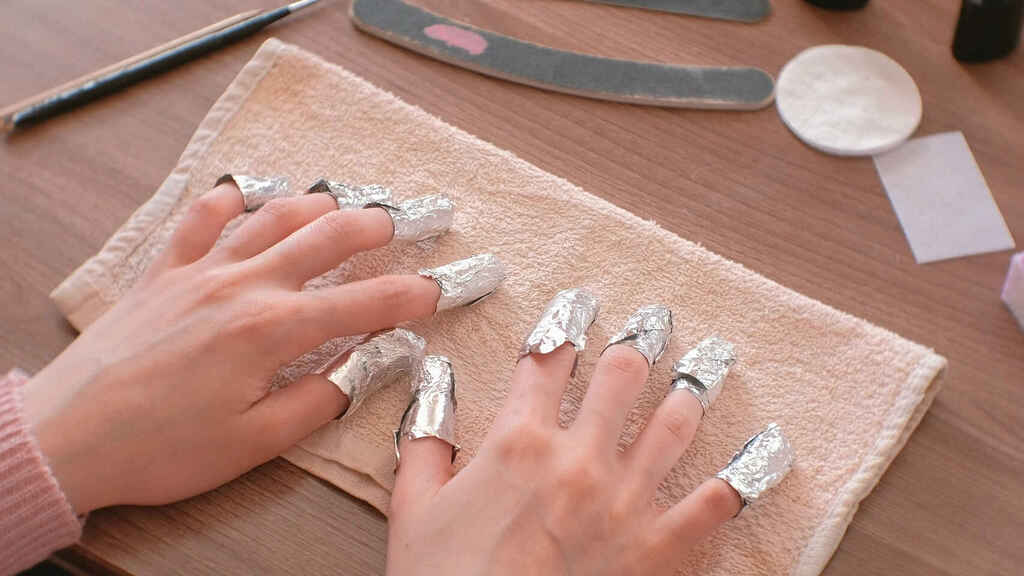 como quitar las uñas semipermanentes en casa
